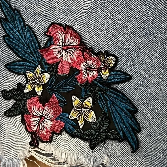 Zara Basic Floral Appliqué Cut Off Denim Shorts 6 - Picture 3 of 4